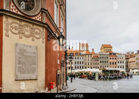 Warschau, Polen-September 20,2021. Bunte Renaissance und Barock Kaufmannshäuser auf Altstädter Marktplatz, UNESCO-Weltkulturerbe. Tourist enjoyin Stockfoto