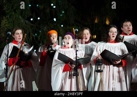 Ein Chor singt während der Beleuchtungszeremonie für den Weihnachtsbaum auf dem Trafalgar Square in London, die jedes Jahr von der Stadt Oslo als Zeichen der norwegischen Dankbarkeit an die Londoner Bevölkerung für ihre Unterstützung während des Zweiten Weltkriegs verliehen wird. Bilddatum: 2. Dezember 2021. Siehe PA Geschichte WEIHNACHTEN . Stockfoto