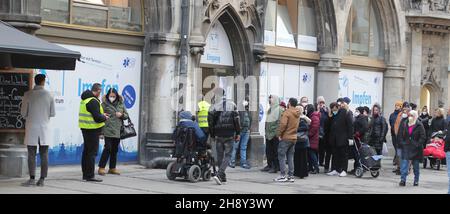 Pop up Corona Impfzentrum, Menschen für die erste Impfung, München, Bayern, Deutschland, Marienplatz. Panoramaaufnahme. Stockfoto