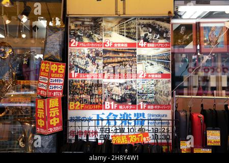 Auf beiden Seiten der Ochanomizu Street in Tokyos Chiyoda Coty befinden sich Geschäfte und Geschäfte für Gitarren und andere Musikinstrumente, die neue und gebrauchte Instrumente verkaufen. Stockfoto