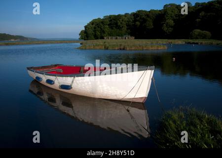 Boot auf dem Fluss TAF von Laugharne Castle, Pembrokeshire, Wales Stockfoto