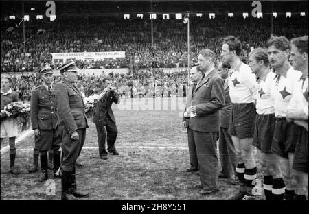 Warszawa, 1946-06-12. Na stadionie Wojskowego Klubu Sportowego Legia odby³ siê mecz pi³ki no¿nej Legia Warszawa - IFK Norrkoping (Szwecja), zakoñczony remisem 1:1 (0:1). NZ. pi³karze dru¿yny IFK Norrkoping podczas povitania przez w³adze klubu Legia. pw PAP/Kazimierz Madejski Warschau, 12. Juni 1946. Im Stadion des Legia-Militärsportvereins wurde ein Fußballspiel von Legia Warszawa - IFK Norrkoping (Schweden) 1:1 (0:1) ausgetragen. Im Bild: IFK Norrkoping Spieler werden von den Legia Clubbehörden begrüßt. pw PAP/Kazimierz Madejski Stockfoto