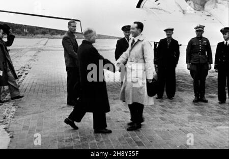 Warszawa, 1946-06-12. Powitanie na lotnisku Okêcie Sir Hartleya Shawcrossa - cz³onka rz¹du brytyjskiego, prokuratora, naczelnego oskar¿yciela z ramienia rz¹du brytyjskiego w procesie norymberskim. NZ. minister sprawiedliwoœci Henryk Œwi¹tkowski (L) wita Hartleya Shawcrosa. msa PAP/Stanis³aw D¹browiecki Warschau, 12. Juni 1946. Die Begrüßungszeremonie auf dem Flughafen Okecie für Sir Hartley Shawcross (im Bild) - Mitglied der britischen Regierung, Chefankläger im Namen der britischen Regierung im Nürnberger Prozess. Im Bild: Der polnische Justizminister Henryk Œwi¹tkowski (links) begrüßte die Begrüßung Stockfoto