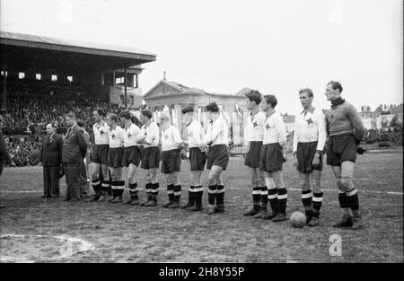 Warszawa, 1946-06-12. Na stadionie Wojskowego Klubu Sportowego Legia odby³ siê mecz pi³ki no¿nej Legia Warszawa - IFK Norrkoping (Szwecja), zakoñczony remisem 1:1 (0:1). NZ. pi³karze dru¿yny IFK Norrkoping, m.in. Lindberg (1 P). pw PAP/Kazimierz Madejski Warschau, 12. Juni 1946. Im Stadion des Legia-Militärsportvereins wurde ein Fußballspiel von Legia Warszawa - IFK Norrkoping (Schweden) 1:1 (0:1) ausgetragen. Im Bild: IFK Norrkoping Spieler, darunter Lindberg (1st rechts). pw PAP/Kazimierz Madejski Stockfoto