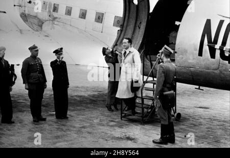 Warszawa, 1946-06-12. Powitanie na lotnisku Okêcie Sir Hartleya Shawcrossa (w jasnim p³aszczu) - cz³onka rz¹du brytyjskiego, prokuratora, naczelnego oskar¿yciela z ramienia rz¹du brytyjskiego w procesie norymberskim. msa PAP/Stanis³aw D¹browiecki Warschau, 12. Juni 1946. Die Begrüßungszeremonie auf dem Flughafen Okecie für Sir Hartley Shawcross (in einem hellen Mantel) - Mitglied der britischen Regierung, Chefankläger im Namen der britischen Regierung im Nürnberger Prozess. msa PAP/Stanislaw Dabrowiecki Stockfoto