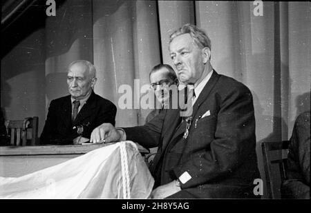 Warszawa, 1946-06-16. W Teatrze Polskim odby³a siê uroczystoœæ inauracji Rady Teatralnej przy ministrze kultury i sztuki. Cz³onków Rady udekorowano Z³otymi Krzy¿ami Zas³ugi. NZ. w Prezydium Rady m.in. aktor Aleksander Zelwerowicz (1P). pw PAP Warschau, 16. Juni 1946. Die Einweihung des dem Kultur- und Kunstminister anhängenden Theaterrats fand im Polski Theater statt. Die Ratsmitglieder wurden mit goldenen Verdienstkreuzen ausgezeichnet. Im Bild: Schauspieler Aleksander Zelwerowicz (1st rechts) im Lenkungsausschuss des Rates. pw PAP Stockfoto