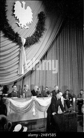 Warszawa, 1946-06-16. W Teatrze Polskim odby³a siê uroczystoœæ inauracji Rady Teatralnej przy ministrze kultury i sztuki. Cz³onków Rady udekorowano Z³otymi Krzy¿ami Zas³ugi. NZ. Przemawia wiceminister kultury i sztuki Leon Kruczkowski, w Prezydium Rady m.in. dyrektor Teatru Polskiego Arnold Szyfman (1L), Minister kultury i sztuki W³adys³aw Kowalski (2L), aktor Aleksander Zelwerowicz (5L). pw PAP Warschau, 16. Juni 1946. Die Einweihung des dem Kultur- und Kunstminister anhängenden Theaterrats fand im Polski Theater statt. Die Ratsmitglieder wurden mit goldenen Kreuzen von mir geschmückt Stockfoto