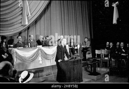 Warszawa, 1946-06-16. W Teatrze Polskim odby³a siê uroczystoœæ inauracji Rady Teatralnej przy ministrze kultury i sztuki. Cz³onków Rady udekorowano Z³otymi Krzy¿ami Zas³ugi. NZ. Przemawia wiceminister kultury i sztuki Leon Kruczkowski, w Prezydium Rady m.in. dyrektor Teatru Polskiego Arnold Szyfman (1L), Minister kultury i sztuki W³adys³aw Kowalski (2L), aktor Aleksander Zelwerowicz (5L). pw PAP Warschau, 16. Juni 1946. Die Einweihung des dem Kultur- und Kunstminister anhängenden Theaterrats fand im Polski Theater statt. Die Ratsmitglieder wurden mit goldenen Kreuzen von mir geschmückt Stockfoto