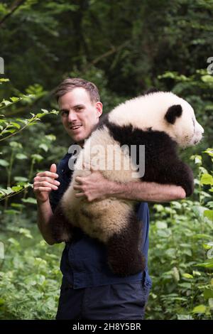 VERÖFFENTLICHUNG: 6. April 2018 TITEL: Pandas STUDIO: IMAX REGIE: David Douglas, Drew Fellman HANDLUNG: In den Bergen von Sichuan, China, verbindet sich ein Forscher mit Qian Qian, einem Panda, der die Natur zum ersten Mal erleben wird. (Bild: © IMAX/Entertainment Picturs) Stockfoto