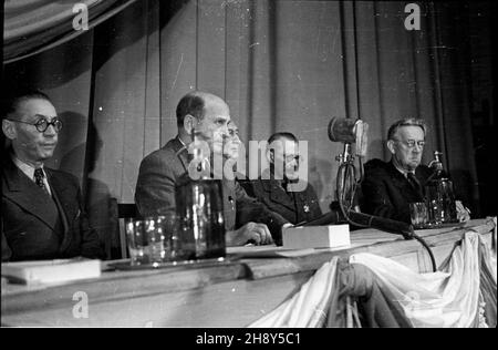 Warszawa, 1946-06-16. W Teatrze Polskim odby³a siê uroczystoœæ inauracji Rady Teatralnej przy ministrze kultury i sztuki. Cz³onków Rady udekorowano Z³otymi Krzy¿ami Zas³ugi. Nz. Prezydium Rady, m.in. dyrektor Teatru Polskiego Arnold Szyfman (1L), Minister kultury i sztuki W³adys³aw Kowalski (2L), aktor Aleksander Zelwerowicz (1P). pw PAP Warschau, 16. Juni 1946. Die Einweihung des dem Kultur- und Kunstminister anhängenden Theaterrats fand im Polski Theater statt. Die Ratsmitglieder wurden mit goldenen Verdienstkreuzen ausgezeichnet. Im Bild: der stellvertretende Minister für Kultur und Kunst Leon Kruc Stockfoto