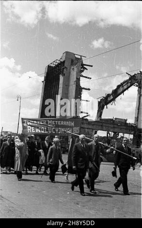 Warszawa, 1946-06-17. W sali teatru Roma przy ul. Nowogrodzkiej 49 rozpocz¹³ siê pierwszy zjazd cz³onków Polskiej Partii Socjalistycznej (PPS), uczestników walki zbrojnej z Niemcami. NZ. w pochodzie, tras¹: Al. Jerozolimskie, ul. Marsza³kowska, ul. Królewska - do Grobu Nieznanego ¯o³nierza, idzie grupa weteranów z transparentem: Zwi¹zek Weteranów Rewolucyjnych 1905. W er kikut Dworca G³ównego. mw PAP/Jerzy Baranowski Warschau, 17. Juni 1946. Der Kongress der Mitglieder der Polnischen Sozialistischen Partei (PPS), die am bewaffneten Kampf mit den Deutschen teilnahmen, begann 1st im Roma-Theater um 49 Uhr Nowogr Stockfoto