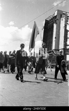 Warszawa, 1946-06-17. W sali teatru Roma przy ul. Nowogrodzkiej 49 rozpocz¹³ siê pierwszy zjazd cz³onków Polskiej Partii Socjalistycznej (PPS), uczestników walki zbrojnej z Niemcami. Wziê³o w nim udzia³ ok. 4 tys. pepesowców. NZ. Przemarsz Alejami Jerozolimskimi uczestników zjazdu. mw PAP/Jerzy Baranowski Warschau, 17. Juni 1946. Der Kongress der Mitglieder der Polnischen Sozialistischen Partei (PPS) aus dem Jahr 1st, die am bewaffneten Kampf mit den Deutschen teilnahmen, begann im Roma-Theater in der Nowogrodzka-Straße 49. An der Veranstaltung nahmen rund 4.000 PPS-Mitglieder Teil. Im Bild: die kongressteilnehmer marschieren auf Jerozolimskie Stockfoto