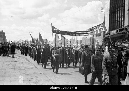 Warszawa, 1946-06-17. W sali teatru Roma przy ul. Nowogrodzkiej 49 rozpocz¹³ siê pierwszy zjazd cz³onków Polskiej Partii Socjalistycznej (PPS), uczestników walki zbrojnej z Niemcami. Wziê³o w nim udzia³ ok. 4 tys. pepesowców. NZ. Przemarsz Alejami Jerozolimskimi uczestników zjazdu, m.in. Delegacji woj. ³ódzkiego. D worca G³ównego. mw PAP/Jerzy Baranowski Warschau, 17. Juni 1946. Der Kongress der Mitglieder der Polnischen Sozialistischen Partei (PPS) aus dem Jahr 1st, die am bewaffneten Kampf mit den Deutschen teilnahmen, begann im Roma-Theater in der Nowogrodzka-Straße 49. An der Veranstaltung nahmen rund 4.000 PPS Teil Stockfoto