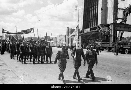 Warszawa, 1946-06-17. W sali teatru Roma przy ul. Nowogrodzkiej 49 rozpocz¹³ siê pierwszy zjazd cz³onków, Polskiej Partii Socjalistycznej (PPS), uczestników walki zbrojnej z Niemcami. Wziê³o w nim udzia³ ok. 4 tys. pepesowców. NZ. Przemarsz Alejami Jerozolimskimi uczestników zjazdu, na czele pochodu poczet sztandarowy. D worca G³ównego. mw PAP/Jerzy Baranowski Warschau, 17. Juni 1946. Der Kongress der Mitglieder der Polnischen Sozialistischen Partei (PPS) aus dem Jahr 1st, die am bewaffneten Kampf mit den Deutschen teilnahmen, begann im Roma-Theater in der Nowogrodzka-Straße 49. Es wurde von etwa 4.000 P besucht Stockfoto