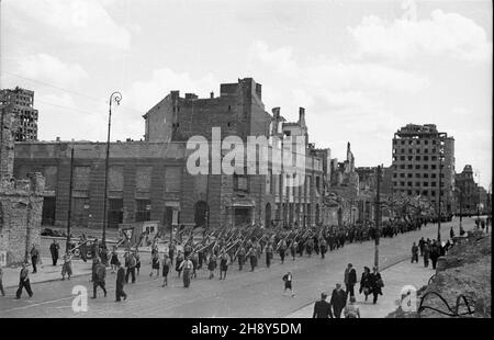 Warszawa, 1946-06-17. W sali teatru Roma przy ul. Nowogrodzkiej 49 rozpocz¹³ siê pierwszy zjazd cz³onków Polskiej Partii Socjalistycznej (PPS), uczestników walki zbrojnej z Niemcami. NZ. Przemarsz uczestników zjazdu ulic¹ Królewsk¹ w stronê Grobu Nieznanego ¯o³nierza. mw PAP/Jerzy Baranowski Warschau, 17. Juni 1946. Der Kongress der Mitglieder der Polnischen Sozialistischen Partei (PPS) aus dem Jahr 1st, die am bewaffneten Kampf mit den Deutschen teilnahmen, begann im Roma-Theater in der Nowogrodzka-Straße 49. Im Bild: kongressteilnehmer marschieren auf der Krolewska Straße zum Grab des unbekannten Soldaten. mw PAP/Jerzy Bar Stockfoto