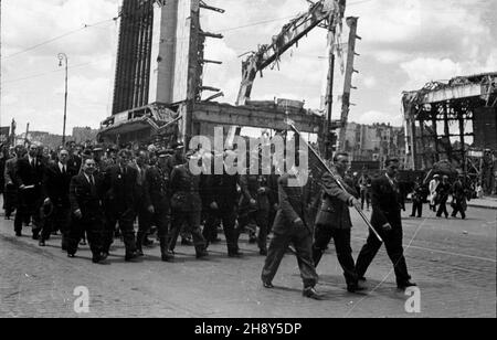 Warszawa, 1946-06-17. W sali teatru Roma przy ul. Nowogrodzkiej 49 rozpocz¹³ siê pierwszy zjazd cz³onków Polskiej Partii Socjalistycznej (PPS), uczestników walki zbrojnej z Niemcami. NZ. w pochodzie, tras¹: Al. Jerozolimskie, ul. Marsza³kowska, ul. Królewska - do Grobu Nieznanego ¯o³nierza, id¹ uczestnicy zjazdu. W er kikut Dworca G³ównego. mw PAP/Jerzy Baranowski Warschau, 17. Juni 1946. Der Kongress der Mitglieder der Polnischen Sozialistischen Partei (PPS) aus dem Jahr 1st, die am bewaffneten Kampf mit den Deutschen teilnahmen, begann im Roma-Theater in der Nowogrodzka-Straße 49. Im Bild: marschierende kongressteilnehmer Stockfoto