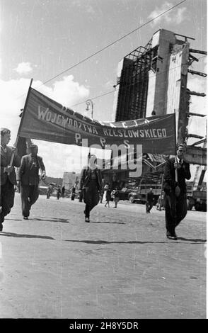 Warszawa, 1946-06-17. W sali teatru Roma przy ul. Nowogrodzkiej 49 rozpocz¹³ siê pierwszy zjazd cz³onków Polskiej Partii Socjalistycznej (PPS), uczestników walki zbrojnej z Niemcami. Wziê³o w nim udzia³ ok. 4 tys. pepesowców. NZ. Przemarsz Alejami Jerozolimskimi uczestników zjazdu - delegacja z transparentem województwa rzeszowskiego. mw PAP/Jerzy Baranowski Warschau, 17. Juni 1946. Der Kongress der Mitglieder der Polnischen Sozialistischen Partei (PPS) aus dem Jahr 1st, die am bewaffneten Kampf mit den Deutschen teilnahmen, begann im Roma-Theater in der Nowogrodzka-Straße 49. An der Veranstaltung nahmen rund 4.000 PPS-Mitglieder Teil. Pict Stockfoto