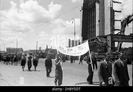 Warszawa, 1946-06-17. W sali teatru Roma przy ul. Nowogrodzkiej 49 rozpocz¹³ siê pierwszy zjazd cz³onków Polskiej Partii Socjalistycznej (PPS), uczestników walki zbrojnej z Niemcami. Wziê³o w nim udzia³ ok. 4 tys. pepesowców. NZ. Przemarsz Alejami Jerozolimskimi uczestników zjazdu - delegacja z Radomia. mw PAP/Jerzy Baranowski Warschau, 17. Juni 1946. Der Kongress der Mitglieder der Polnischen Sozialistischen Partei (PPS) aus dem Jahr 1st, die am bewaffneten Kampf mit den Deutschen teilnahmen, begann im Roma-Theater in der Nowogrodzka-Straße 49. An der Veranstaltung nahmen rund 4.000 PPS-Mitglieder Teil. Im Bild: kongressteilnehmer marc Stockfoto