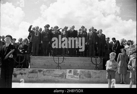 Warszawa, 1946-06-17. W sali teatru Roma przy ul. Nowogrodzkiej 49 rozpocz¹³ siê pierwszy zjazd cz³onków Polskiej Partii Socjalistycznej (PPS), uczestników walki zbrojnej z Niemcami. Uczestnicy zjazdu szli w pochodzie tras¹: Al. Jerozolimskie, ul. Marsza³kowska, ul. Królewska - do Grobu Nieznanego ¯o³nierza. NZ. Trybuna honorowa, w pierwszym rzêdzie stoj¹ m.in: minister pracy i opieki spo³ecznej Kazimierz Rusinek (3L), wiceminister obrony narodowej gen. Marian Spychalski (4L), wiceprezydent Krajowej Rady Narodowej Stanis³aw Szwalbe (5L), Minister informacji i propagandy Stefan Matuszewski (6L) Stockfoto