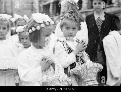 Warszawa, 1946-06-20. Procesja w uroczystoœæ Bo¿Ego Cia³a ulicami zniszczonego miasta. Straty materialne poniesione przez Warszawê w wyniku dzia³añ II wojny œwiatowej zosta³y oszacowane na sumê 45 mld 300 mln dolarów. NZ. Dziewczynki pierwszokomunijne sypi¹ce kwiatki. pp PAP/Jerzy Baranowski Warschau, 20. Juni 1946. Eine Prozession am Fronleichnam-Tag auf den Straßen der zerstörten Stadt. Die finanziellen Verluste Warschaus im Jahr WW2 wurden auf 45 Milliarden 300 Millionen US-Dollar geschätzt. Im Bild: Mädchen kurz nach der ersten Kommunion werfen Blütenblätter. pp PAP/Jerzy Baranowski Stockfoto