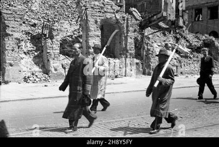 Warszawa, 1946-06-17. W sali teatru Roma przy ul. Nowogrodzkiej 49 rozpocz¹³ siê pierwszy zjazd cz³onków Polskiej Partii Socjalistycznej (PPS), uczestników walki zbrojnej z Niemcami. NZ. Przemarsz uczestników zjazdu ulic¹ Królewsk¹ w stronê Grobu Nieznanego ¯o³nierza. mw PAP/Jerzy Baranowski Warschau, 17. Juni 1946. Der Kongress der Mitglieder der Polnischen Sozialistischen Partei (PPS) aus dem Jahr 1st, die am bewaffneten Kampf mit den Deutschen teilnahmen, begann im Roma-Theater in der Nowogrodzka-Straße 49. Im Bild: kongressteilnehmer marschieren auf der Krolewska Straße zum Grab des unbekannten Soldaten. mw PAP/Jerzy Bar Stockfoto