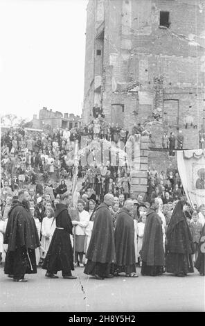 Warszawa, 1946-06-20. Procesja w uroczystoœæ Bo¿Ego Cia³a ulicami zniszczonego miasta. Straty materialne poniesione przez Warszawê w wyniku dzia³añ II wojny œwiatowej zosta³y oszacowane na sumê 45 mld 300 mln dolarów. NZ. duchowieñstwo i œwieccy podczas procesji. pp PAP/Jerzy Baranowski Warschau, 20. Juni 1946. Eine Prozession am Fronleichnam-Tag auf den Straßen der zerstörten Stadt. Die finanziellen Verluste Warschaus im Jahr WW2 wurden auf 45 Milliarden 300 Millionen US-Dollar geschätzt. Im Bild: Der Klerus und die Gläubigen während der Prozession. pp. PAP/Jerzy Baranowski Stockfoto