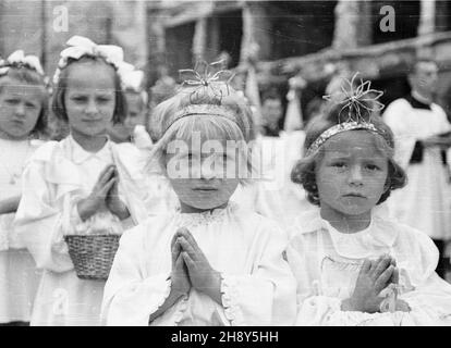 Warszawa, 1946-06-20. Procesja w uroczystoœæ Bo¿Ego Cia³a ulicami zniszczonego miasta. Straty materialne poniesione przez Warszawê w wyniku dzia³añ II wojny œwiatowej zosta³y oszacowane na sumê 45 mld 300 mln dolarów. NZ. Dziewczynki pierwszokomunijne sypi¹ce kwiatki. pp PAP/Jerzy Baranowski Warschau, 20. Juni 1946. Eine Prozession am Fronleichnam-Tag auf den Straßen der zerstörten Stadt. Die finanziellen Verluste Warschaus im Jahr WW2 wurden auf 45 Milliarden 300 Millionen US-Dollar geschätzt. Im Bild: Mädchen kurz nach der ersten Kommunion werfen Blütenblätter. pp PAP/Jerzy Baranowski Stockfoto