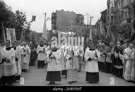 Warszawa, 1946-06-20. Procesja w uroczystoœæ Bo¿Ego Cia³a ulicami zniszczonego miasta. Straty materialne poniesione przez Warszawê w wyniku dzia³añ II wojny œwiatowej zosta³y oszacowane na sumê 45 mld 300 mln dolarów. NZ. kap³ani w trakcie procesji. pp PAP/Jerzy Baranowski Warschau, 20. Juni 1946. Eine Prozession am Fronleichnam-Tag auf den Straßen der zerstörten Stadt. Die finanziellen Verluste Warschaus im Jahr WW2 wurden auf 45 Milliarden 300 Millionen US-Dollar geschätzt. Im Bild: Priester während der Prozession. pp. PAP/Jerzy Baranowski Stockfoto