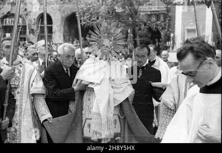 Warszawa, 1946-06-20. Procesja w uroczystoœæ Bo¿Ego Cia³a ulicami zniszczonego miasta. Straty materialne poniesione przez Warszawê w wyniku dzia³añ II wojny œwiatowej zosta³y oszacowane na sumê 45 mld 300 mln dolarów. NZ. Prymas Polski, kardyna³ August Hlond niesie monstrancjê z Najœwiêtszm Sakramentem. pp PAP/Jerzy Baranowski Warschau, 20. Juni 1946. Eine Prozession am Fronleichnam-Tag auf den Straßen der zerstörten Stadt. Die finanziellen Verluste Warschaus im Jahr WW2 wurden auf 45 Milliarden 300 Millionen US-Dollar geschätzt. Im Bild: Der Primas von Polen, Kardinal August Hlond, trägt die Monstranz mit dem H Stockfoto