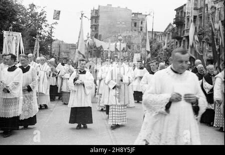 Warszawa, 1946-06-20. Procesja w uroczystoœæ Bo¿Ego Cia³a ulicami zniszczonego miasta. Straty materialne poniesione przez Warszawê w wyniku dzia³añ II wojny œwiatowej zosta³y oszacowane na sumê 45 mld 300 mln dolarów. NZ. kap³ani podczas procesji. pp PAP/Jerzy Baranowski Warschau, 20. Juni 1946. Eine Prozession am Fronleichnam-Tag auf den Straßen der zerstörten Stadt. Die finanziellen Verluste Warschaus im Jahr WW2 wurden auf 45 Milliarden 300 Millionen US-Dollar geschätzt. Im Bild: Priester während der Prozession. pp. PAP/Jerzy Baranowski Stockfoto