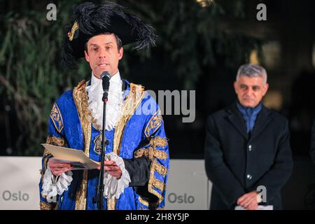 Westminster, London, 02nd. Dezember 2021. Der Oberbürgermeister von Westminster, Andrew Smith und der Bürgermeister von London, Sadiq Khan. Die Weihnachtsbaumlichter am Trafalgar Square werden heute Abend in einer traditionellen Zeremonie eingeschaltet. Der 25 Meter hohe Baum, in der Regel eine norwegische Fichte, ist ein Geschenk des norwegischen Volkes an London, als Dank für die Unterstützung Großbritanniens im Zweiten Weltkrieg Diese historische Tradition findet seit 1947 jedes Jahr statt. Kredit: Imageplotter/Alamy Live Nachrichten Stockfoto