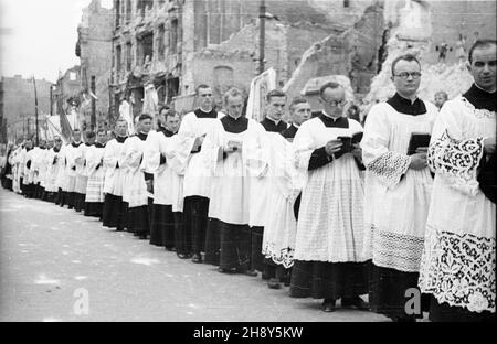 Warszawa, 1946-06-20. Procesja w uroczystoœæ Bo¿Ego Cia³a ulicami zniszczonego miasta. Straty materialne poniesione przez Warszawê w wyniku dzia³añ II wojny œwiatowej zosta³y oszacowane na sumê 45 mld 300 mln dolarów. NZ. kap³ani podczas procesji. pp PAP/Jerzy Baranowski Warschau, 20. Juni 1946. Eine Prozession am Fronleichnam-Tag auf den Straßen der zerstörten Stadt. Die finanziellen Verluste Warschaus im Jahr WW2 wurden auf 45 Milliarden 300 Millionen US-Dollar geschätzt. Im Bild: Der Klerus während der Prozession. pp. PAP/Jerzy Baranowski Stockfoto