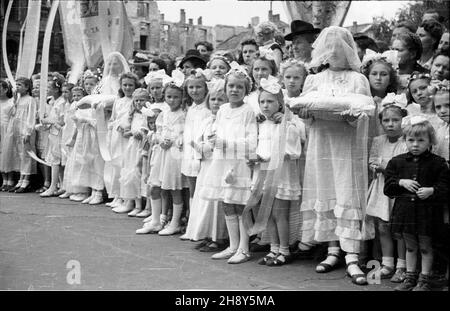 Warszawa, 1946-06-20. Procesja w uroczystoœæ Bo¿Ego Cia³a ulicami zniszczonego miasta. Straty materialne poniesione przez Warszawê w wyniku dzia³añ II wojny œwiatowej zosta³y oszacowane na sumê 45 mld 300 mln dolarów. NZ. Dziewczynki pierwszokomunijne i bielanki. pp PAP/Jerzy Baranowski Warschau, 20. Juni 1946. Eine Prozession am Fronleichnam-Tag auf den Straßen der zerstörten Stadt. Die finanziellen Verluste Warschaus im Jahr WW2 wurden auf 45 Milliarden 300 Millionen US-Dollar geschätzt. Im Bild: Mädchen kurz nach der Erstkommunion. pp PAP/Jerzy Baranowski Stockfoto