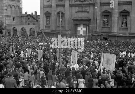 Warszawa, 1946-06-20. Procesja w uroczystoœæ Bo¿Ego Cia³a ulicami zniszczonego miasta. Straty materialne poniesione przez Warszawê w wyniku dzia³añ II wojny œwiatowej zosta³y oszacowane na sumê 45 mld 300 mln dolarów. NZ. t³umy ludzi zgromadzone przed o³tarzem zbudowanym przy koœciele akademickim pw. œwiêtej Anny na Krakowskim Przedmieœciu. pp PAP/Jerzy Baranowski Warschau, 20. Juni 1946. Eine Prozession am Fronleichnam-Tag auf den Straßen der zerstörten Stadt. Die finanziellen Verluste Warschaus im Jahr WW2 wurden auf 45 Milliarden 300 Millionen US-Dollar geschätzt. Im Bild: Menschen strömen zum Altar gebaut Stockfoto