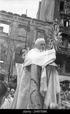 Warszawa, 1946-06-20. Procesja w uroczystoœæ Bo¿Ego Cia³a ulicami zniszczonego miasta. Straty materialne poniesione przez Warszawê w wyniku dzia³añ II wojny œwiatowej zosta³y oszacowane na sumê 45 mld 300 mln dolarów. NZ. Prymas Polski, kardyna³ August Hlond trzyma w rêkach monstrancjê z Najœwiêtszym Sakramentem. pp PAP/Jerzy Baranowski Warschau, 20. Juni 1946. Eine Prozession am Fronleichnam-Tag auf den Straßen der zerstörten Stadt. Die finanziellen Verluste Warschaus im Jahr WW2 wurden auf 45 Milliarden 300 Millionen US-Dollar geschätzt. Im Bild: Der Primas von Polen, Kardinal August Hlond, hält die Monstranz Stockfoto