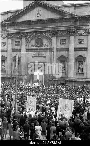 Warszawa, 1946-06-20. Procesja w uroczystoœæ Bo¿Ego Cia³a ulicami zniszczonego miasta. Straty materialne poniesione przez Warszawê w wyniku dzia³añ II wojny œwiatowej zosta³y oszacowane na sumê 45 mld 300 mln dolarów. NZ. t³umy ludzi zgromadzone przed o³tarzem zbudowanym przy koœciele akademickim pw. œwiêtej Anny na Krakowskim Przedmieœciu. pp PAP/Jerzy Baranowski Warschau, 20. Juni 1946. Eine Prozession am Fronleichnam-Tag auf den Straßen der zerstörten Stadt. Die finanziellen Verluste Warschaus im Jahr WW2 wurden auf 45 Milliarden 300 Millionen US-Dollar geschätzt. Im Bild: Menschen strömen zum Altar gebaut Stockfoto