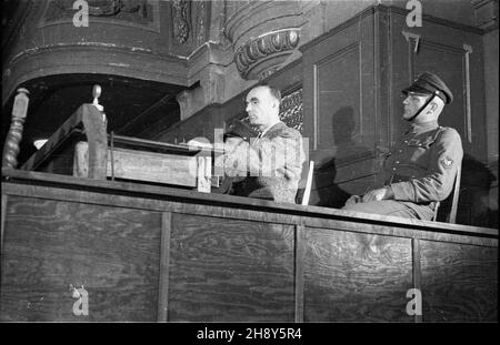 Poznañ, 1946-06-21. W auli Uniwersytetu Adama Mickiewicza rozpocz¹³ siê proces zbrodniarza hitlerowskiego, namiestnika tzw. Kraju Warty (Wartheland) Arthura Greisera. Proces zakoñczy³ siê 7 lipca 1946 roku skazaniem Greisera na œmieræ. Wyrok wykonano 14 lipca 1946 roku. Nz. Arthur Greiser (L) pw PAP/J. ¯yszkowski Posen, 21. Juni 1946. Ein Prozess gegen den Nazi-Mörder, den Wartheland-Gouverneur Arthur Greiser, begann an einem Hörsaal der Adam Mickiewicz Universität. Der Weg endete am 7. Juli 1946. Greiser wurde am 14. Juli 1946 zum Tode verurteilt und hingerichtet. Im Bild: Arthur Greiser (L) pw PAP/J. Stockfoto