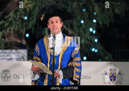 Westminster, London, 02nd. Dezember 2021. Der Oberbürgermeister von Westminster, Andrew Smith. Die Weihnachtsbaumlichter am Trafalgar Square werden heute Abend in einer traditionellen Zeremonie eingeschaltet. Der 25 Meter hohe Baum, in der Regel eine norwegische Fichte, ist ein Geschenk des norwegischen Volkes an London, als Dank für die Unterstützung Großbritanniens im Zweiten Weltkrieg Diese historische Tradition findet seit 1947 jedes Jahr statt. Kredit: Imageplotter/Alamy Live Nachrichten Stockfoto