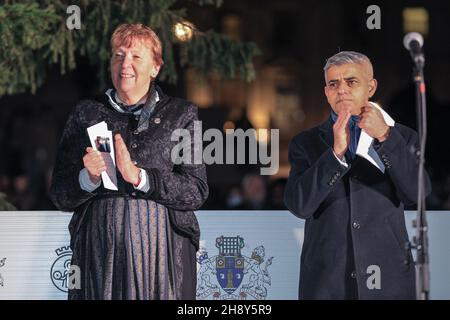 Westminster, London, 02nd. Dezember 2021. Die Bürgermeisterin von Oslo, Marianne Borgen, und der Bürgermeister von London, Sadiq Khan. Die Weihnachtsbaumlichter am Trafalgar Square werden heute Abend in einer traditionellen Zeremonie eingeschaltet. Der 25 Meter hohe Baum, in der Regel eine norwegische Fichte, ist ein Geschenk des norwegischen Volkes an London, als Dank für die Unterstützung Großbritanniens im Zweiten Weltkrieg Diese historische Tradition findet seit 1947 jedes Jahr statt. Kredit: Imageplotter/Alamy Live Nachrichten Stockfoto