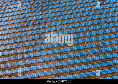 Luftaufnahme eines Solarparks, einer großen Grundfläche mit montierten Sonnenkollektoren. Stockfoto