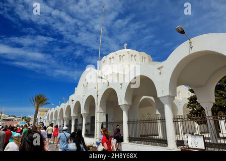 FIRA, GRIECHENLAND - 17. MAI: Der Blick auf die Kathedrale der Heiligen Orthodoxen Stadt Candlemas und Touristen, die am 17. Mai 2014 in Fira, Griechenland, Urlaub machen Stockfoto