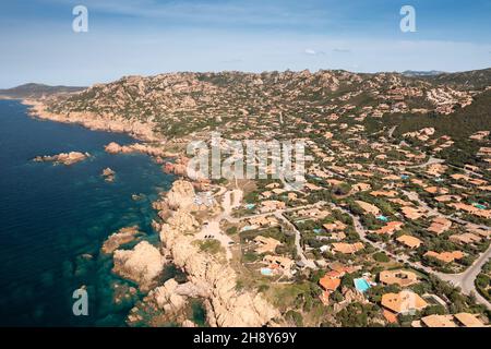 Luftaufnahme einer steinernen Küste und türkisfarbenem Meerwasser, das von der Sonne beleuchtet wird. Stockfoto