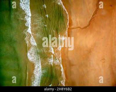 Luftaufnahme des Strandes von El Palmar in Vejer de la Frontera, Cádiz in Spanien. Stockfoto