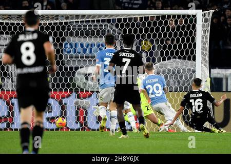 Roma, Italien. 02nd Dez 2021. Nahuel Molina von Udinese Calcio (r) erzielt das Tor von 1-3 während des Fußballspiels der Serie A zwischen SS Lazio und Udinese Calcio im Olimpico-Stadion in Rom (Italien), 2nd. Dezember 2021. Foto Antonietta Baldassarre/Insidefoto Kredit: Insidefoto srl/Alamy Live News Stockfoto