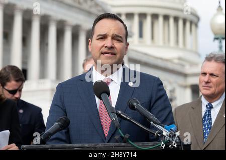 Washington, USA, 02nd. Dezember 2021. 2. Dezember 2021 - Washington, DC, USA: Andrew Bremberg, Präsident und CEO der Victims of Communism Memorial Foundation, sprach auf einer Pressekonferenz über die Einführung des Crucial Communism Teaching Act (CCT) im Repräsentantenhaus. (Foto: Michael Brochstein/Sipa USA) Quelle: SIPA USA/Alamy Live News Stockfoto