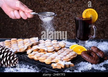 Hausgemachte, köstliche belgische Waffeln, bestreut mit Puderzucker Stockfoto