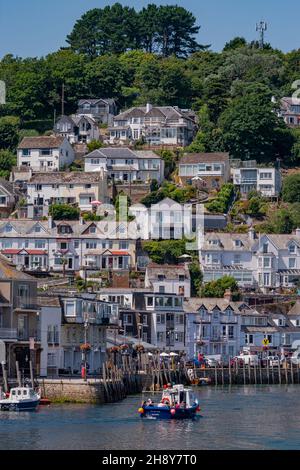 East Looe River und die Hangwohnungen von West Looe - Looe, Cornwall, Großbritannien. Stockfoto