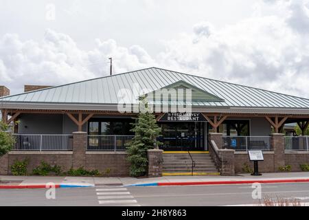 Williams, AZ - 29. September 2021: Das Fred Harvey Restaurant serviert Frühstück und Abendessen in Buffetform für Passagiere und Besucher der Grand Canyon Railway. Stockfoto