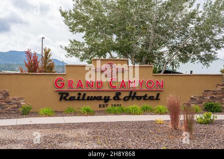 Williams, AZ - 29. September 2021: Schild für die Grand Canyon Railway und das Hotel. Stockfoto