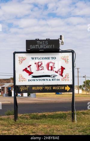 Vega, Texas - 21. September 2021: Willkommen bei Vega Zeichen. Vega ist eine kleine ländliche Stadt 30 Minuten westlich von Amarillo mit einigen Vintage Route 66 Gebäuden. Stockfoto